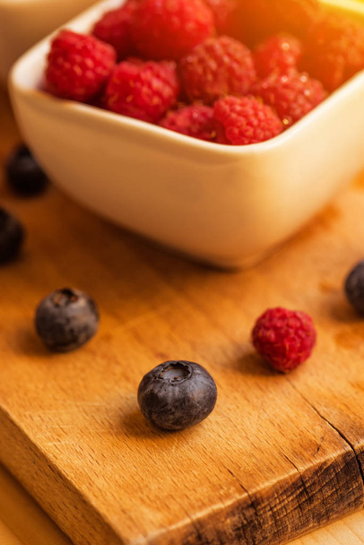 Raspberries and blueberries - Фото, изображение