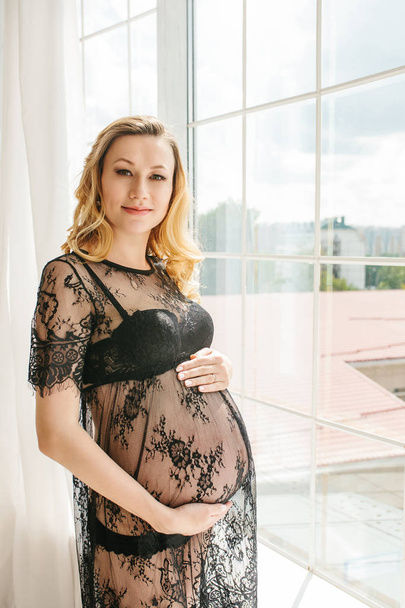 Beautiful adult pregnant woman. Waiting for the baby. Pregnancy. Care, tenderness, motherhood, childbirth. - Foto, Bild
