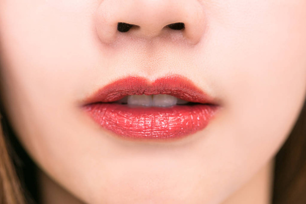Γκρο πλαν ομορφιά κόκκινα χείλη μακιγιάζ λεπτομέρεια. κραγιόν ή Lipgloss. - Φωτογραφία, εικόνα