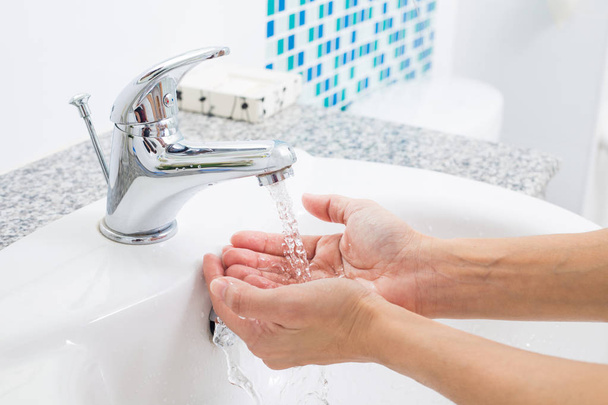 Hygiene. Hände mit Wasser reinigen. Händewaschen am Waschbecken. - Foto, Bild