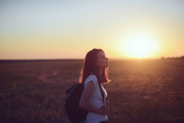 Portrait de jeune femme heureuse et jouissant sur une prairie sur un soleils
 - Photo, image