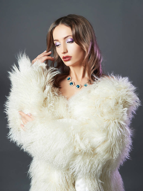美しい若い女性の毛皮のコート - 写真・画像