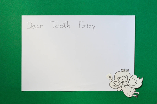 Οδοντιατρική χαρτί κοπεί, χαριτωμένο νεράιδα των δοντιών με χώρο αντίγραφο της επιστολής για το κείμενο - Φωτογραφία, εικόνα