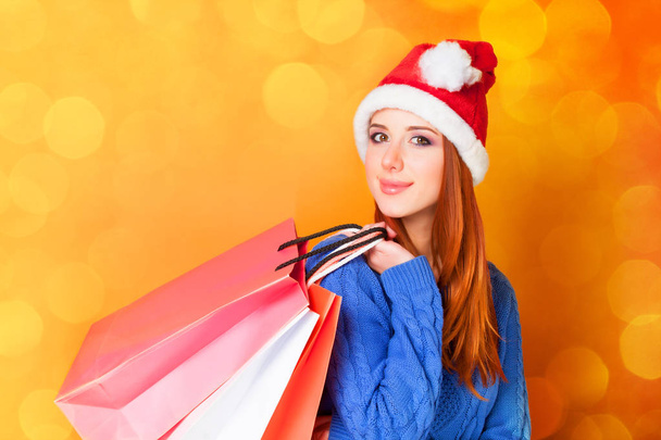 ショッピング バッグと赤毛の女の子  - 写真・画像