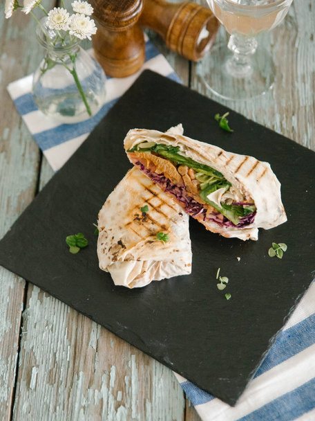 Ζεστά σάντουιτς με σαλάτα  - Φωτογραφία, εικόνα