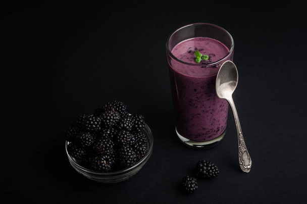 BlackBerry jogurt turmix üveg és a friss bogyós gyümölcsök a sorozat - Fotó, kép