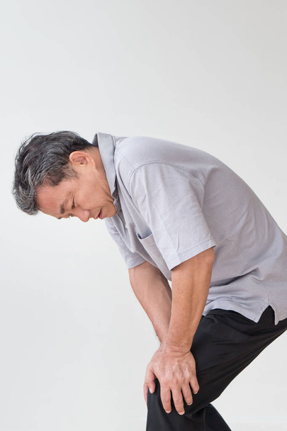 Mann Hand hält Kniegelenkschmerzen, Osteoporose, Gicht, Kniegelenksproblem - Foto, Bild