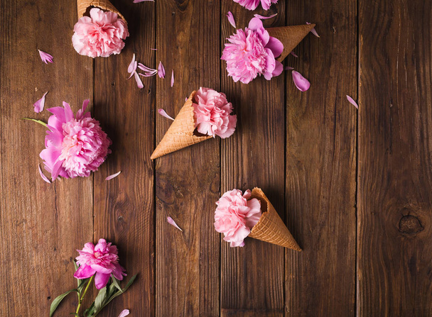 Claveles rosados en conos de gofre
 - Foto, imagen
