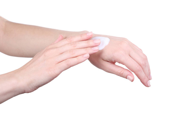 Manos femeninas con crema protector solar
  - Foto, imagen