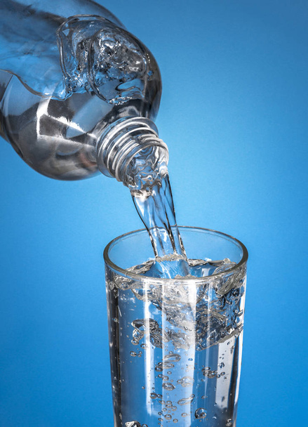 Esvaziamento de água em vidro
 - Foto, Imagem