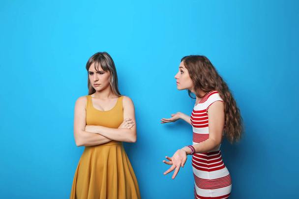 Two young woman having an argue - Zdjęcie, obraz