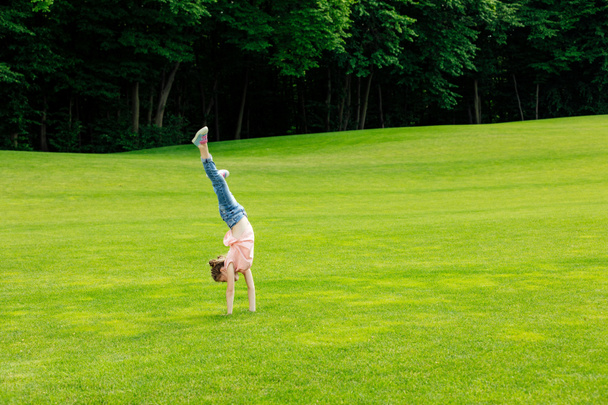 fille effectuer handstand dans parc
 - Photo, image
