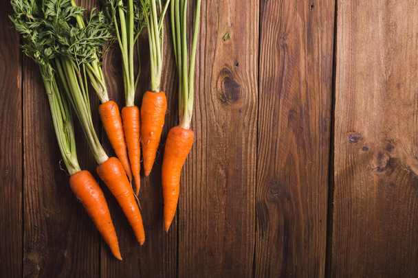 bunch of carrots with stems - 写真・画像