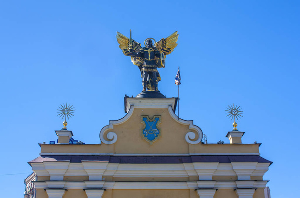 Rzeźba Michała Archanioła na łuku w Kijów, Ukraina - Zdjęcie, obraz