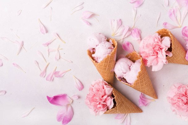 Ice cream in waffle cones  - Foto, Imagem