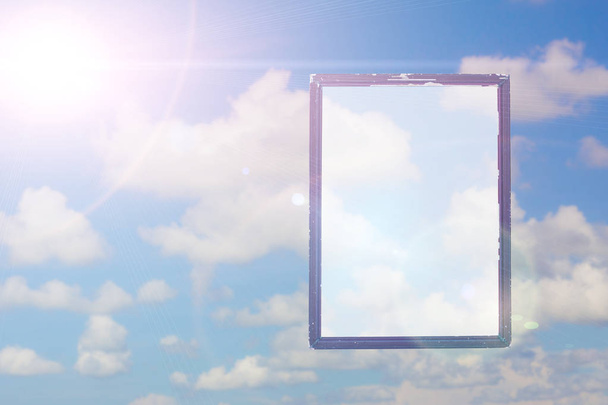 ciel nuageux avec cadre photo rétro ancien avec copyspace avec fusée éclairante
 - Photo, image