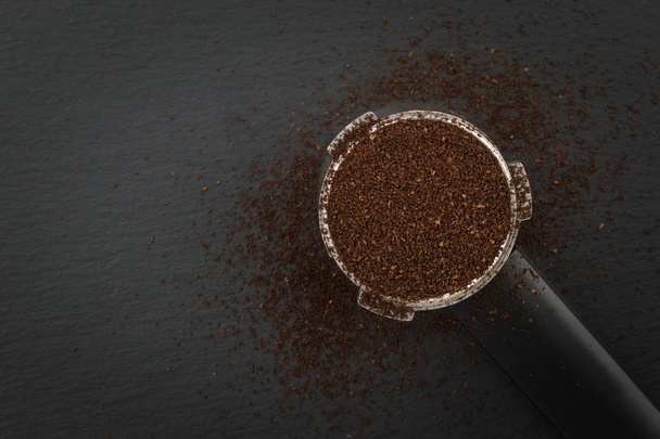Držák filtru espresso pro kávovar na černém pozadí s kopií prostor - Fotografie, Obrázek