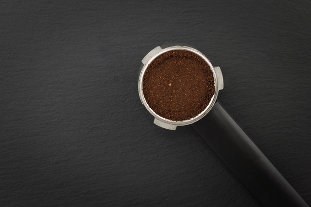 Držák filtru espresso pro kávovar na černém pozadí s kopií prostor - Fotografie, Obrázek