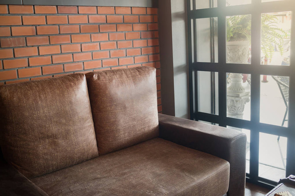 Вантажний інтер'єр вітальні з коричневим диваном
 - Фото, зображення