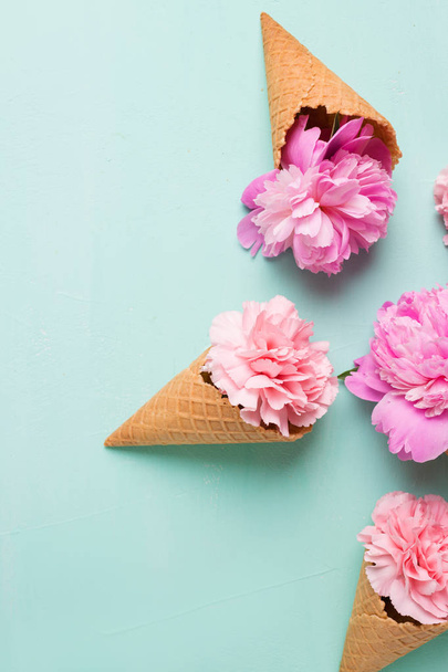 Rózsaszín virágok waffle kúp - Fotó, kép