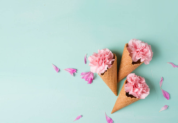 Růžové květy v Vaflové kornouty - Fotografie, Obrázek