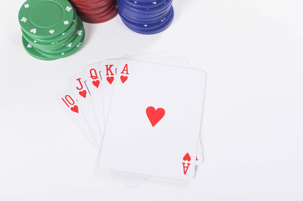 Chip di poker verdi, rossi e blu con carte
 - Foto, immagini