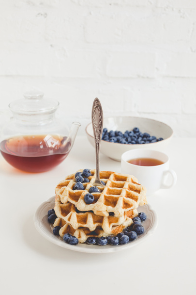 waffles with blueberries and tea - Fotó, kép