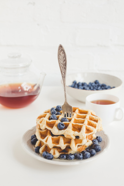 waffles with blueberries and tea - Valokuva, kuva