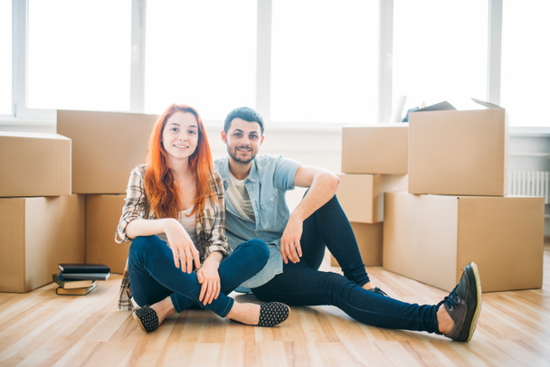 pareja con cajas de cartón en apartamento nuevo
 - Foto, Imagen