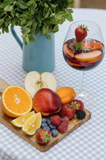 Delicious Red Sangria with fruits - Valokuva, kuva