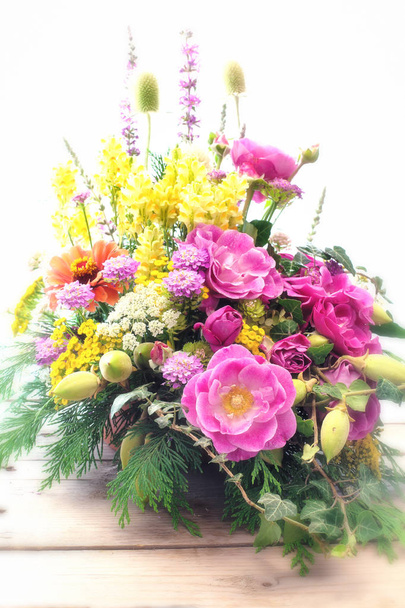bouquet de fleurs différentes sur fond blanc
 - Photo, image