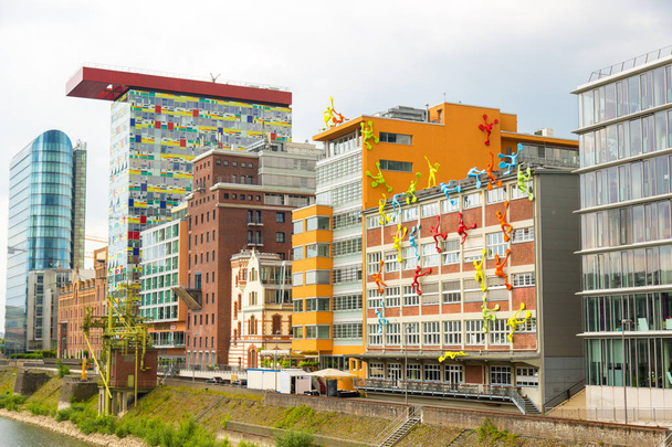 Dusseldorf. Almanya Junr 04, 2017 renkli rakamlar Roggendorfer Haus üzerinde bina. - Fotoğraf, Görsel