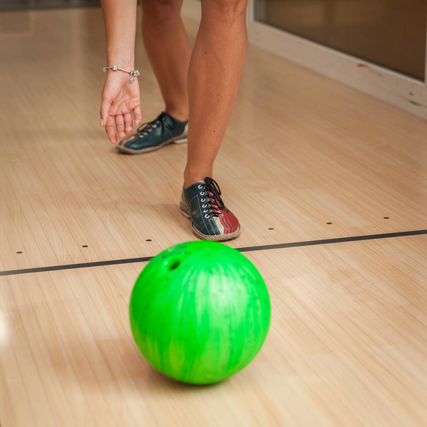 Groene bowlingbal in de bowling centrum - Foto, afbeelding