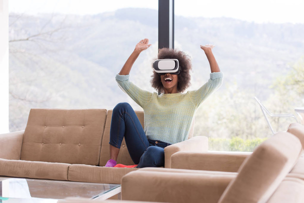 black woman using VR headset glasses of virtual reality - Foto, Imagem