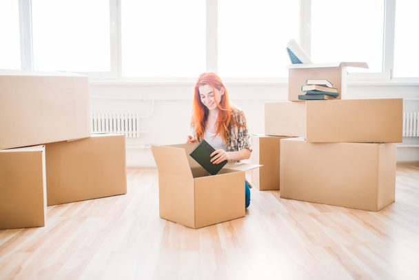 woman unpacking in new apartment - Zdjęcie, obraz