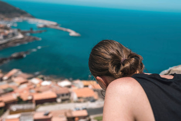 nő keresi régi olasz város felett  - Fotó, kép