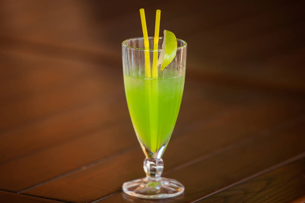Φρέσκο πράσινο κοκτέιλ στο μπαρ. Αλκοολούχων ποτών (κλείσιμο) - Φωτογραφία, εικόνα