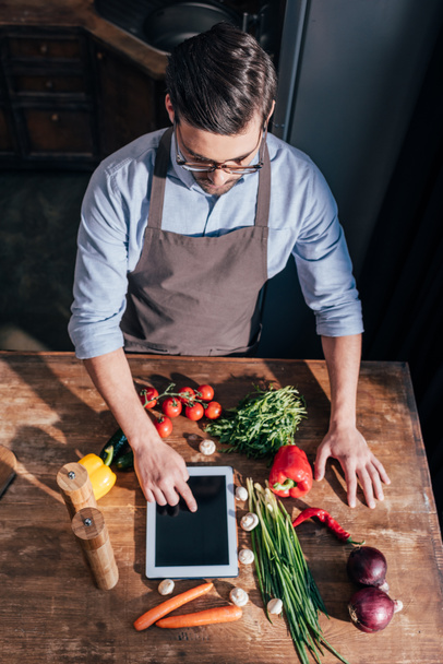 человек приготовления пищи с планшетом
 - Фото, изображение