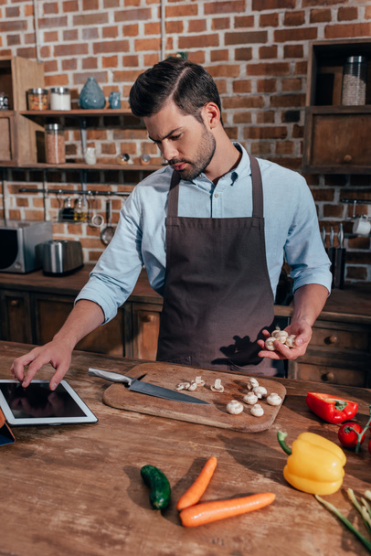 man cooking with tablet - Foto, Bild