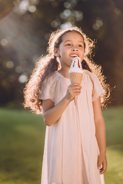 girl eating ice cream - Φωτογραφία, εικόνα