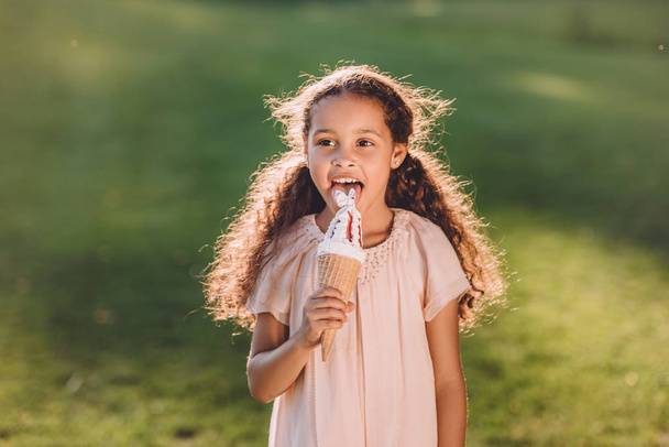 girl licking ice cream - Foto, afbeelding