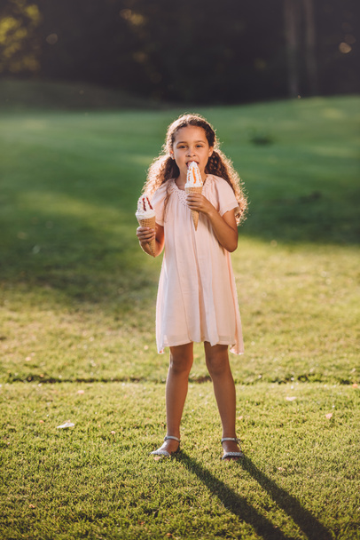 girl eating ice cream in park - Foto, Imagem