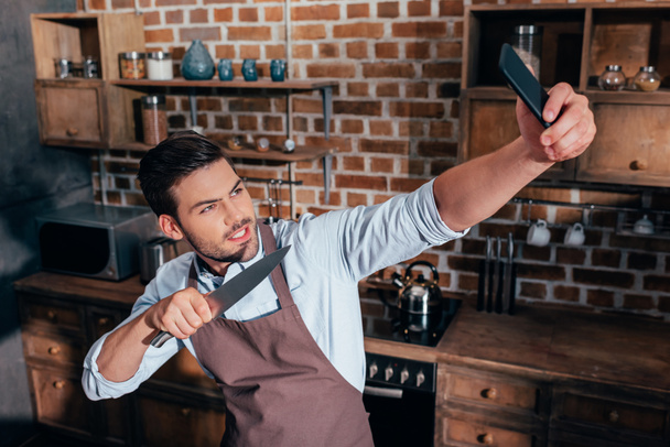 muž pořizování selfie při vaření - Fotografie, Obrázek