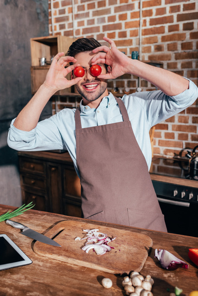 uomo che copre gli occhi con pomodori
 - Foto, immagini