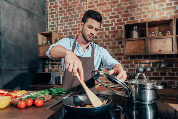 jonge man koken - Foto, afbeelding