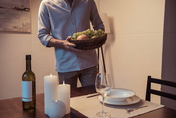 ο άνθρωπος προετοιμάζει ρομαντικό δείπνο - Φωτογραφία, εικόνα