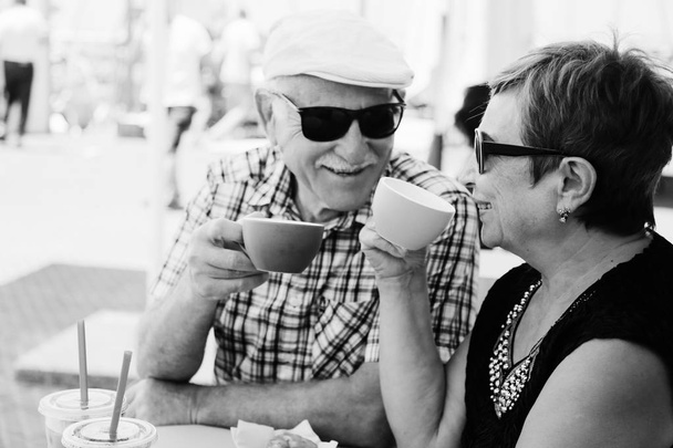 Oudere echtpaar drinken thee - Foto, afbeelding