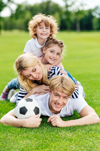 família com bola de futebol no parque
 - Foto, Imagem