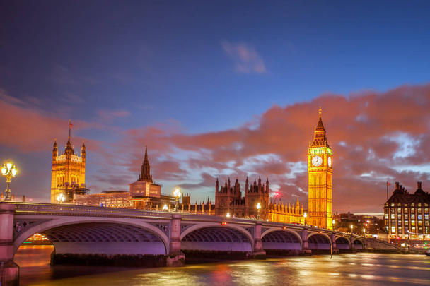 Big Ben avec pont dans la soirée, Londres, Angleterre, Royaume-Uni
 - Photo, image
