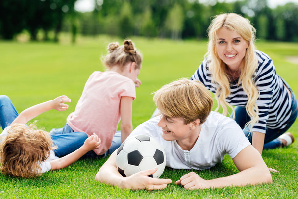 Familie mit Fußball im Park - Foto, Bild
